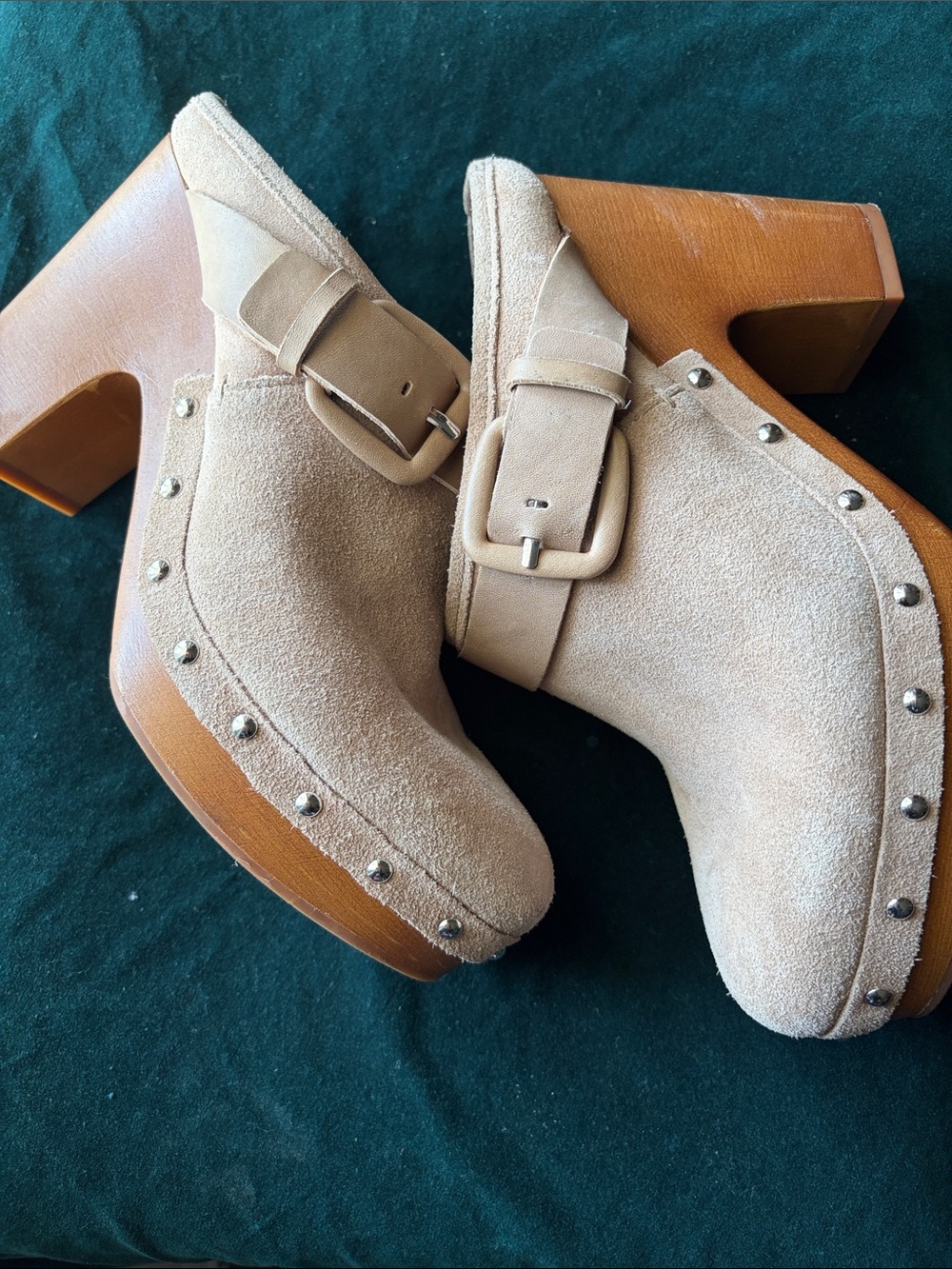 Preowned Vince Camuto Beige/Tan Suede Buckle Mules